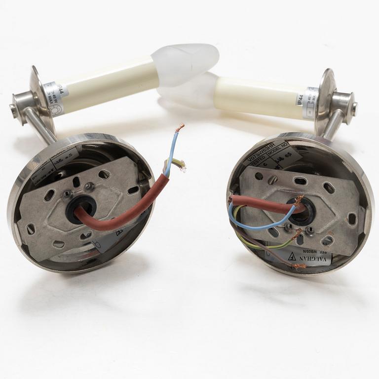 Vägglampor, ett par, "Sussex Swing Arm Bahtroom Wall Light" Vaughan, samtida.