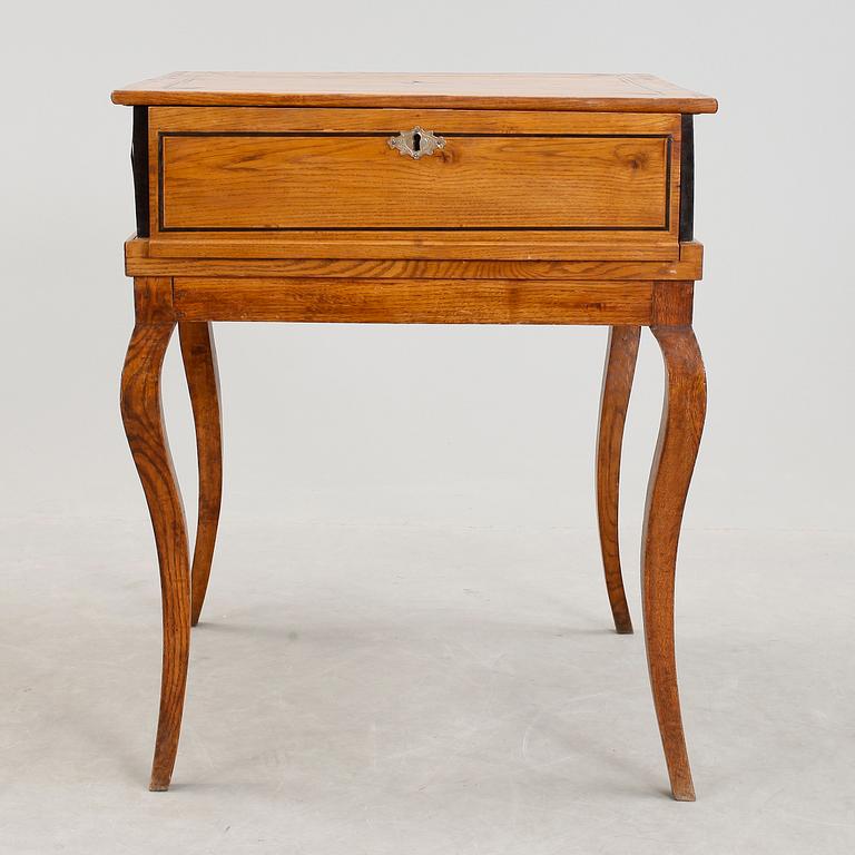 BESTICKSCHATULL, senbarockstil, 1800-tal.