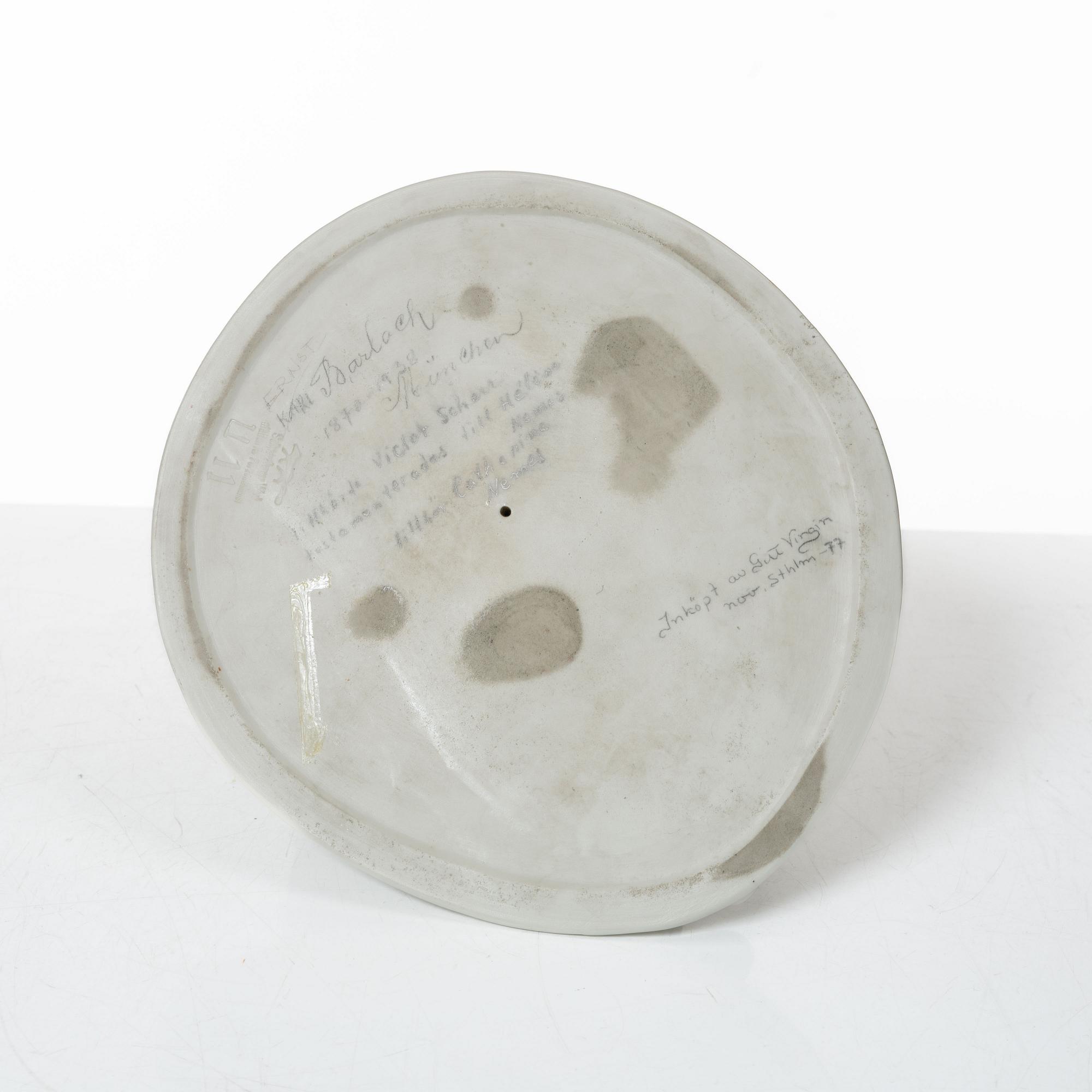 E Barlach, figurin, porslin "Sittande flicka" 1908.