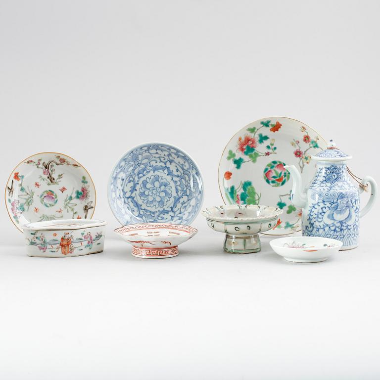 PORSLINSFÖREMÅL, 8 st, Kina, 1800-/1900-tal.