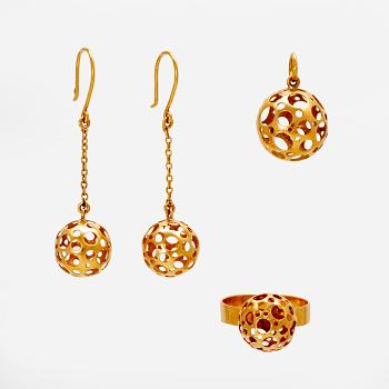 Liisa Vitali, 18K gold earrings, pendant and ring.