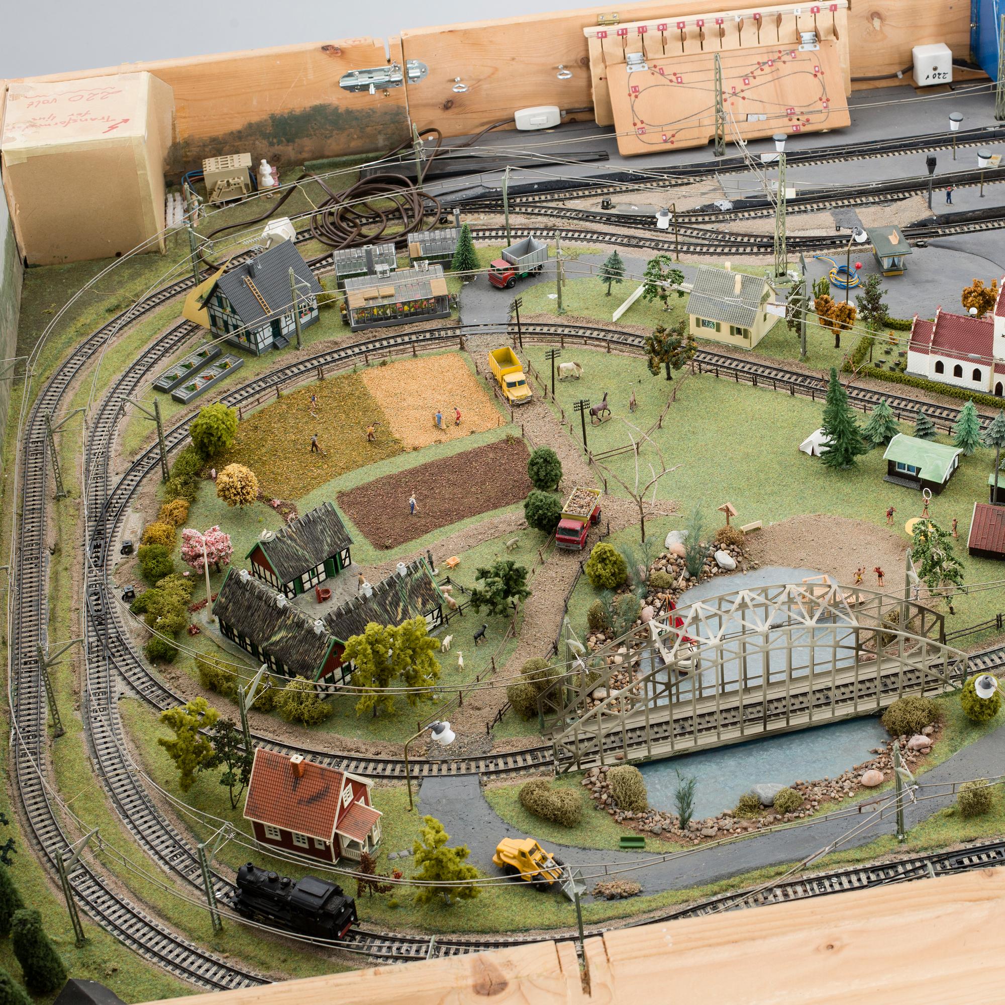 MÄRKLINBANA MED MÄRKLINTÅG. Bland annat tågset Märklin H0 28703. 1900-talets andra hälft.