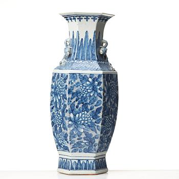 A blue and white vase, Qing dynasty, 19th Century.