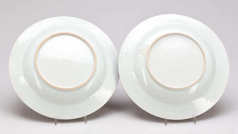 TALLRIKAR, ett par. Porslin, Kina. Qianlong(1736-1795).