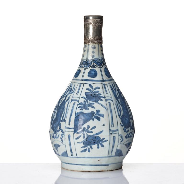 A blue and white kraak bottle, Ming dynasty, Wanli (1572-1620).