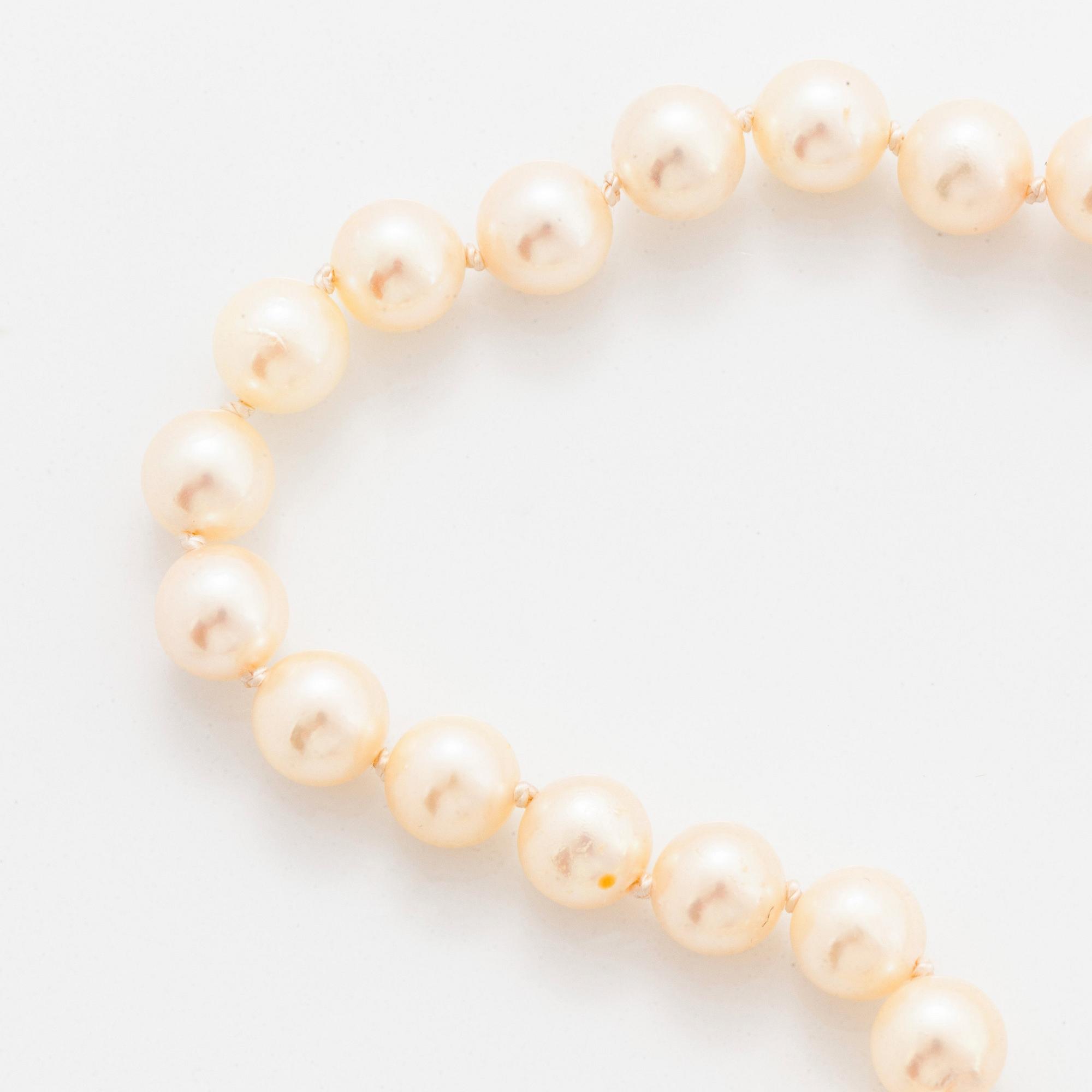 Collier odlade pärlor med rosettformat lås 18K guld med runda briljantslipade diamanter.