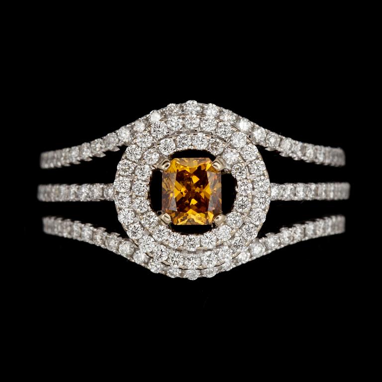 RING, briljantslipade diamanter, tot. 1.26 ct och fancy orangy-brown diamant, 0.44 ct.