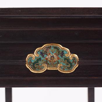 Altarbord, zitan, med infällda  plaketter av cloisonné.  Qingdynastin, Qianlong (1736-95).