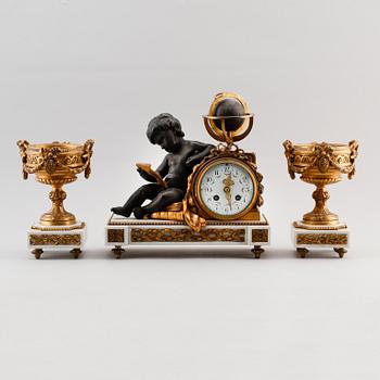 KLOCKGARNITYR, 3 delar, marmor och mässing, Louis Seizestil, Frankrike, 1800-talets andra hälft.