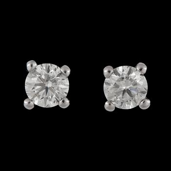 1192. A pair of tot. app. 1.20 cts diamond earrings. Quality app. J/SI2-I1.