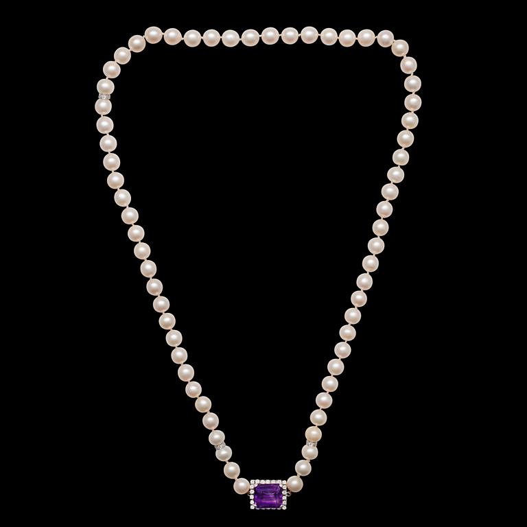 KAULAKORU, 18K valkokultaa. Ametisti 18 ct. Briljanttihiottuja timantteja 0,66 ct VS. Akoyahelmiä n. 8 mm. Pituus 61 cm.