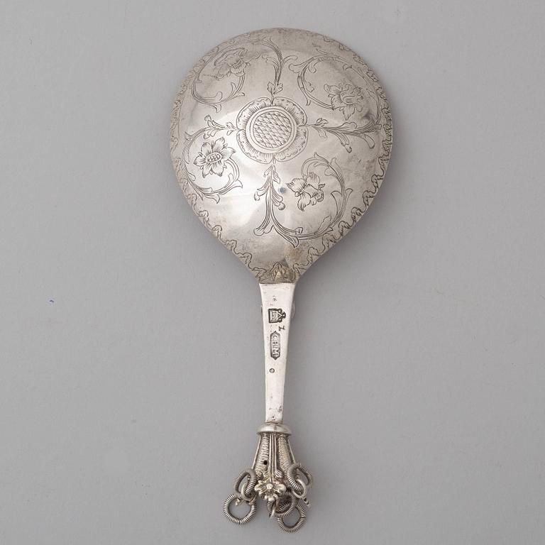 Conrad Heitmüller, stor sked med kronknopp, silver, Nyköping (verksam 1735-1779(-80)).