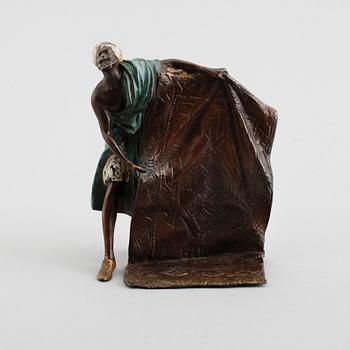 FIGUR, wienerbrons, signerad Berg, omkring år 1900.