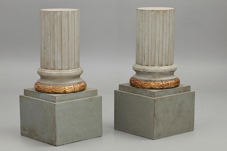 KOLONNER, ett par, gustaviansk stil. 1900-talets andra hälft.