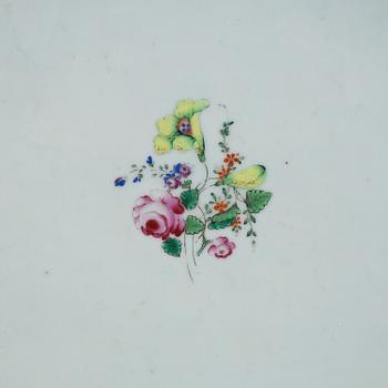 A rare and fine famille rose porcelain platter, Qing dynasty, 18th century.