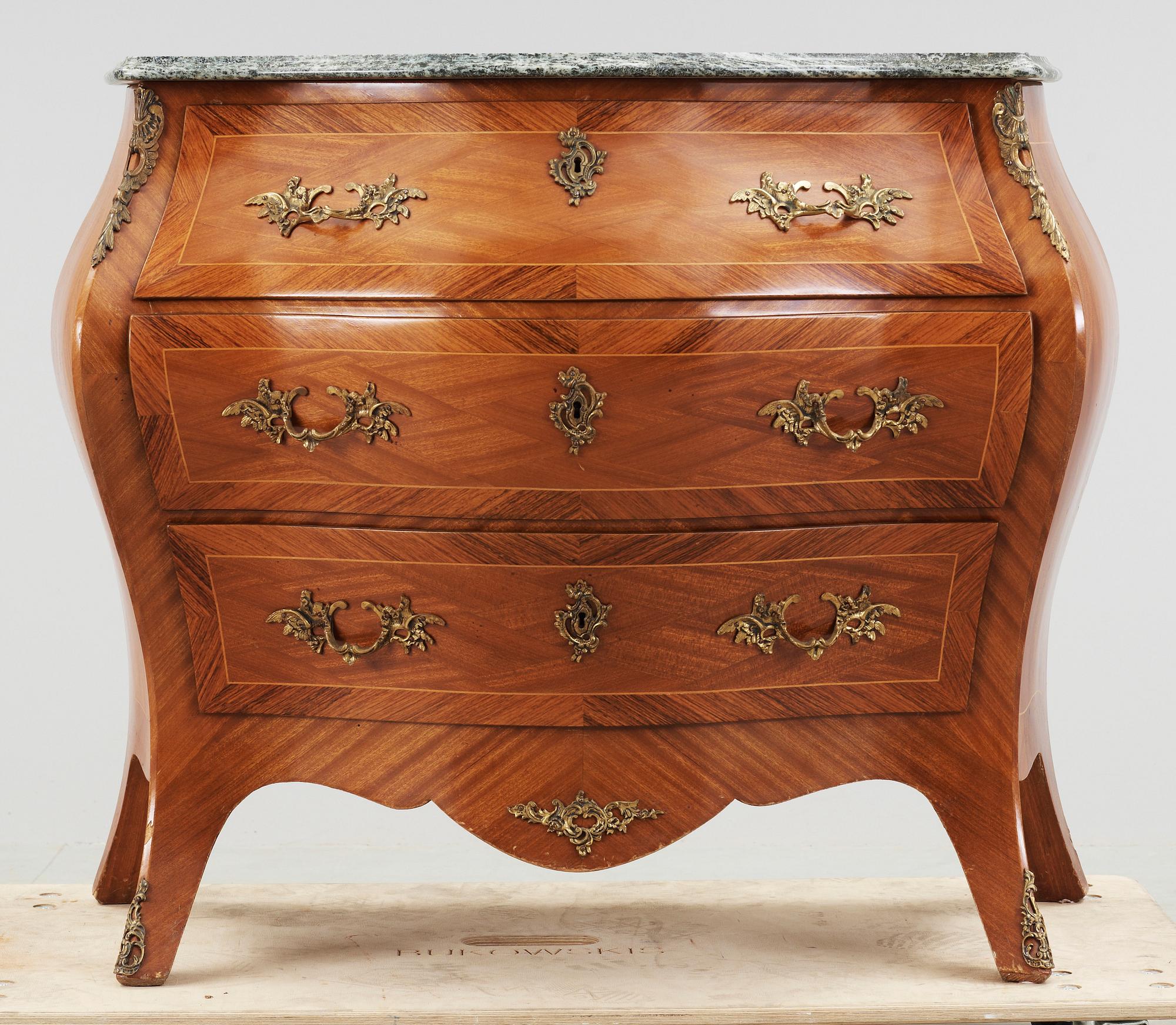 BYRÅ, rokokostil, omkring 1900-talets mitt.