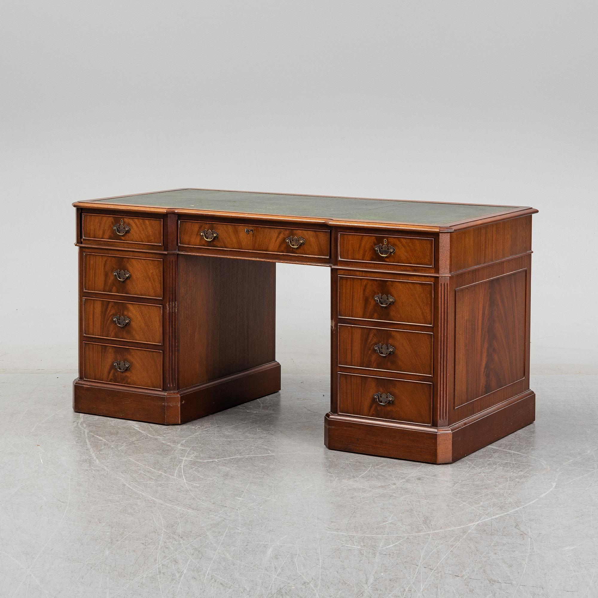 Skrivbord, engelskt, 1900-talets andra hälft, av Charles Barr.