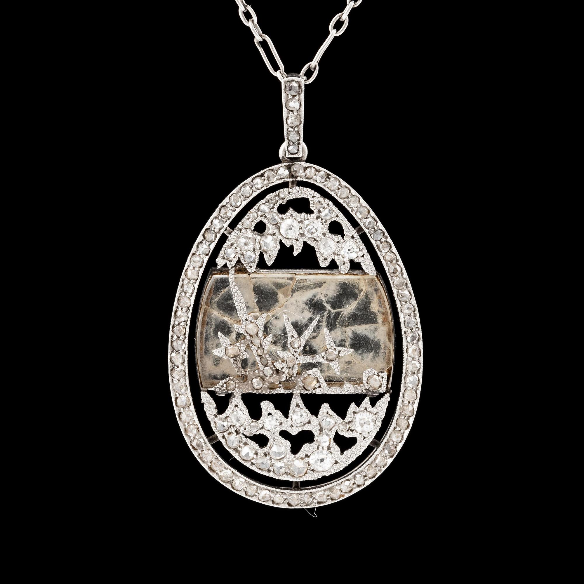 Fabergé hänge med kedja, design Alma Pihl.