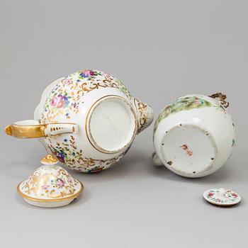 2 teapots, China and Europe, 19th century.