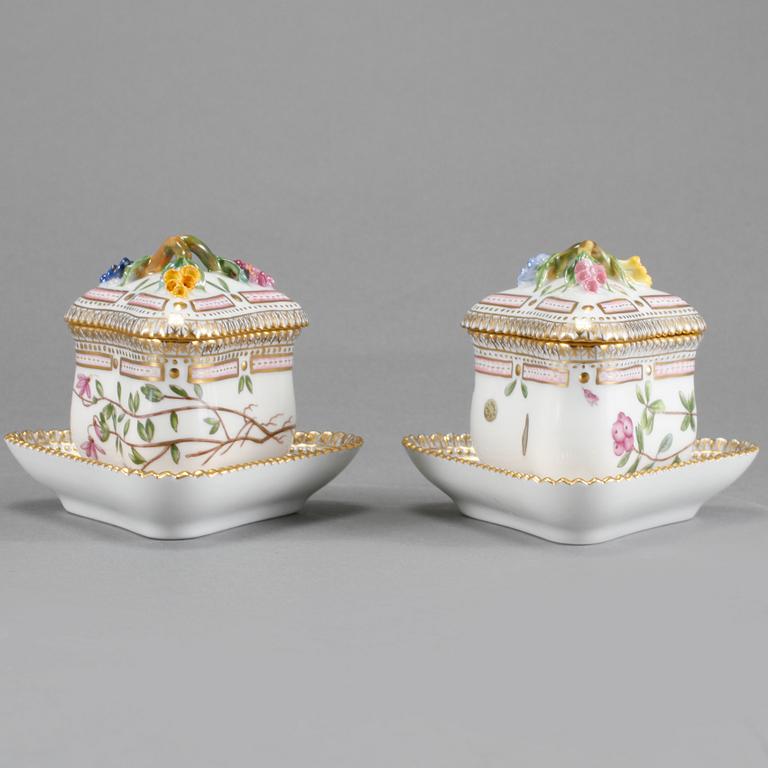 CRÈMEKOPPAR, ett par, porslin, "Flora Danica", Royal Copenhagen, 1900-tal.