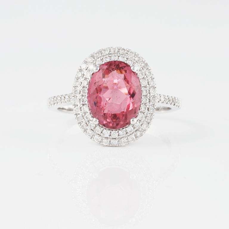 RING, 18K vitguld med fasettslipad rosa turmalin ca 2.20 ct samt briljantslipade diamanter ca 0.35 ct. Vikt 4,5 gram.