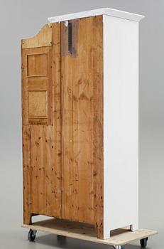 KLÄDSKÅP, jugend, 1900-talets första kvartal.