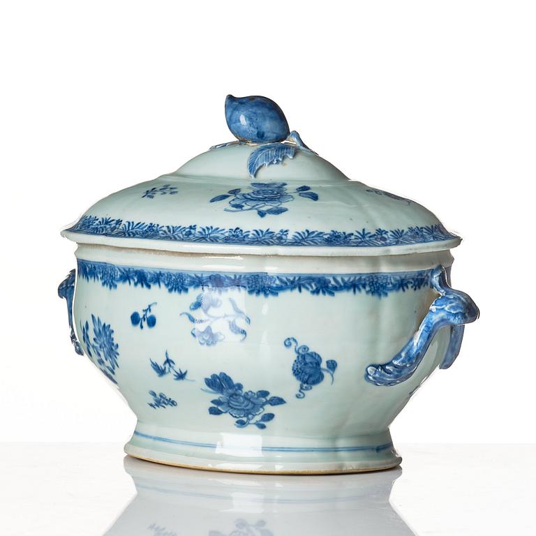 A blue and white tureen with cover and stand, Qing dynasty, Qianlong (1736-95).