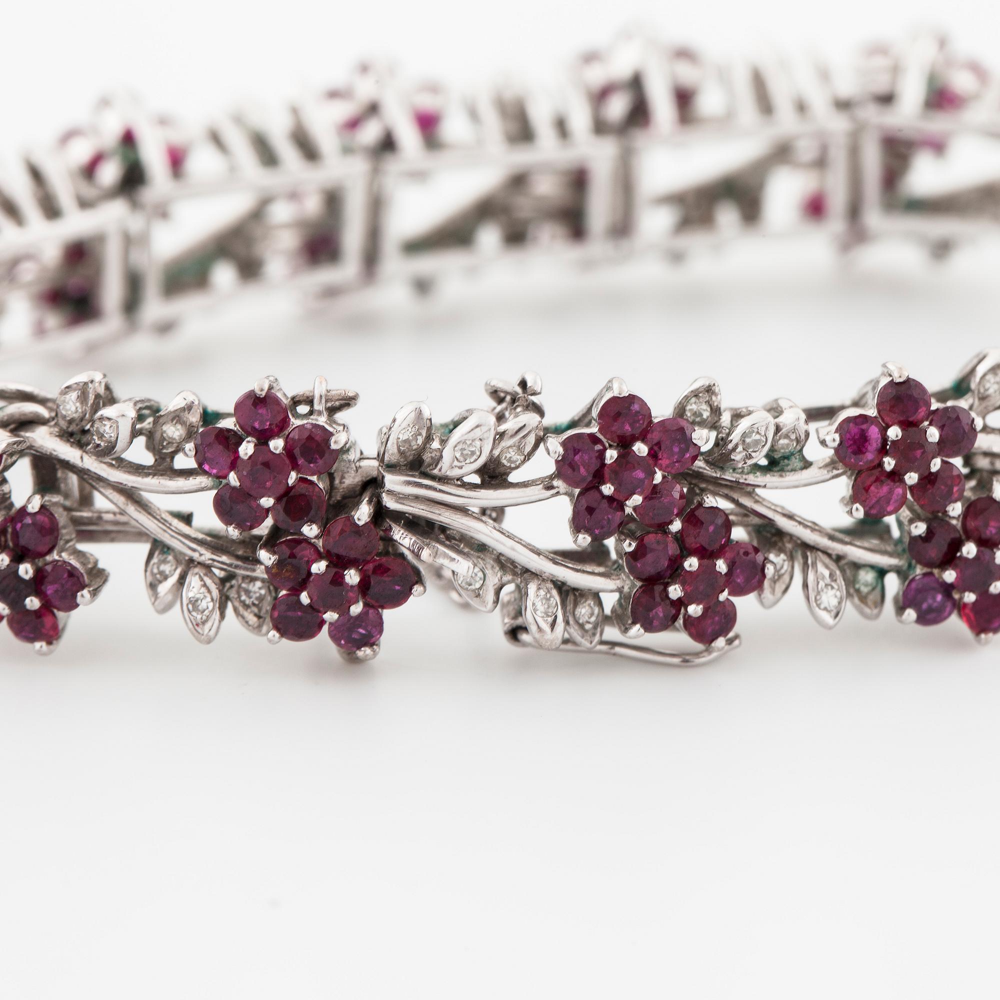 ARMBAND, med fasettslipade rubiner och åttkantslipade diamanter.