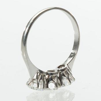 RING, platina med briljantslipade diamanter, totalt ca 1.10 ct. Stockholm, 1937. Vikt ca 2,8 g.