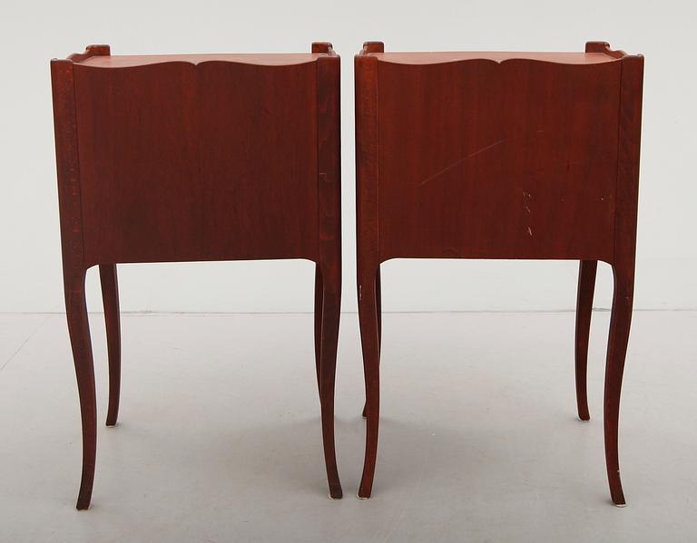 SÄNGBORD, 1 par, rokokostil, 1900-talets andra hälft.