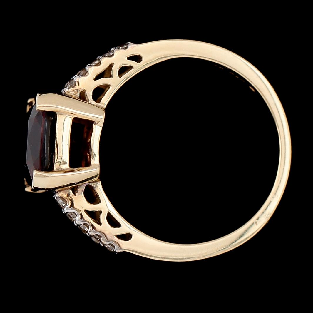 RING, 14K gult guld, diamanter 0.25 ct, granat ca 4.50 ct.