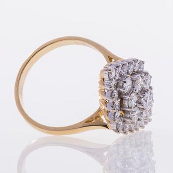 RING, 18K guld, briljantslipade diamanter. Engelska stämplar. Vikt ca 8,2 g.