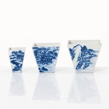 A set of three blue and white cups, late Qingdynasty, circa 1900.