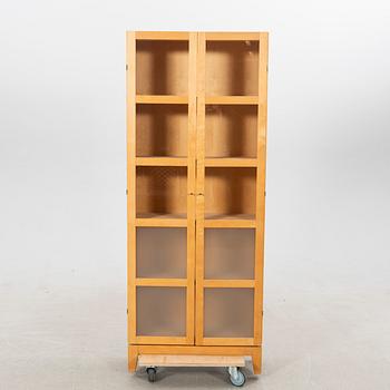 Vitrinskåp, Marit Stigsdotter ”Allegro”, Stolab 2004.