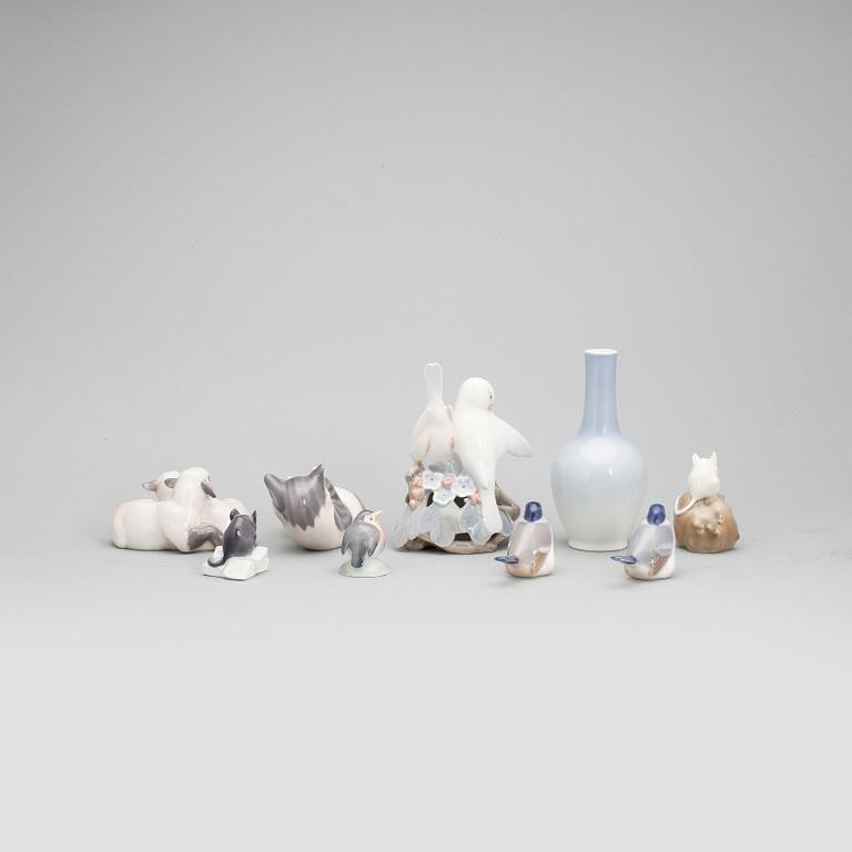 FIGURINER, 9 st samt VAS, porslin, Royal Copenhagen, Danmark.