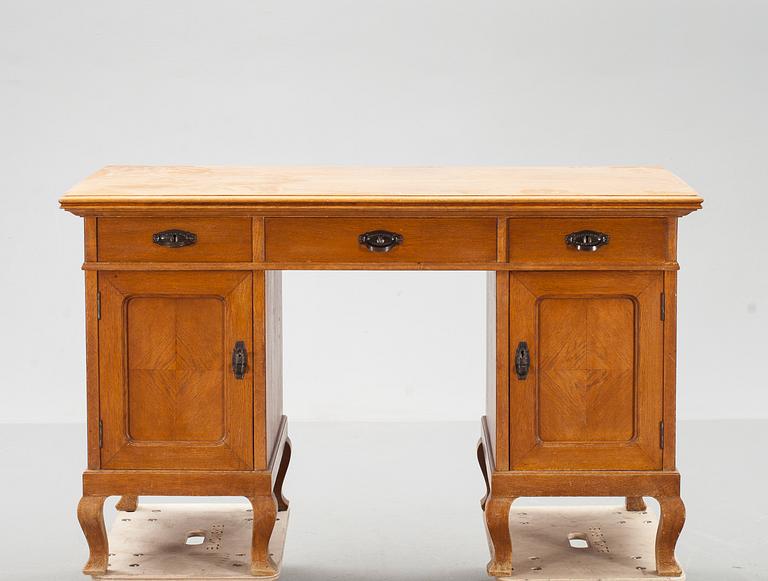 SKRIVBORD, senjugend. 1900-talets första del.