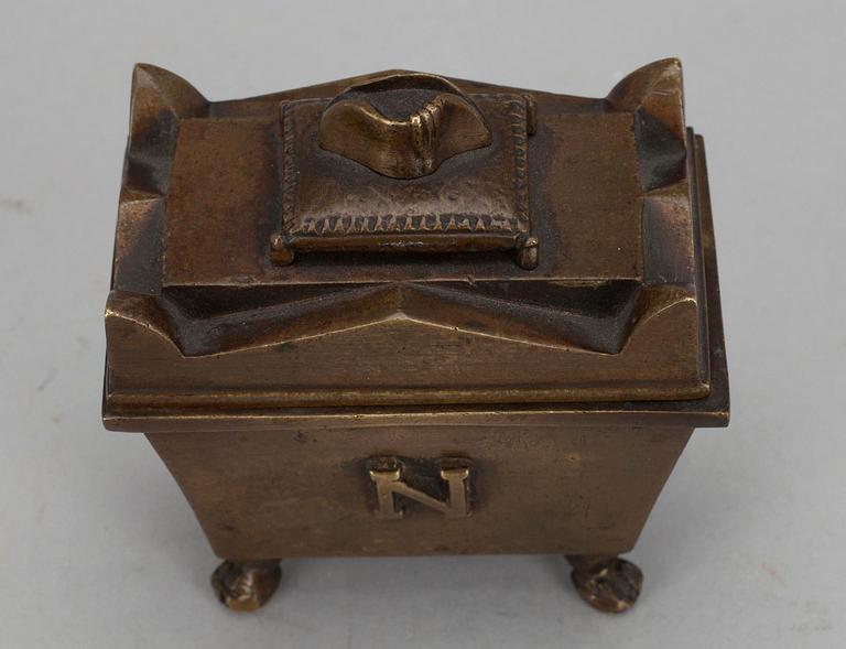 SOUVENIR/ASK i form av Napoleons sarkofag, patinerad brons.