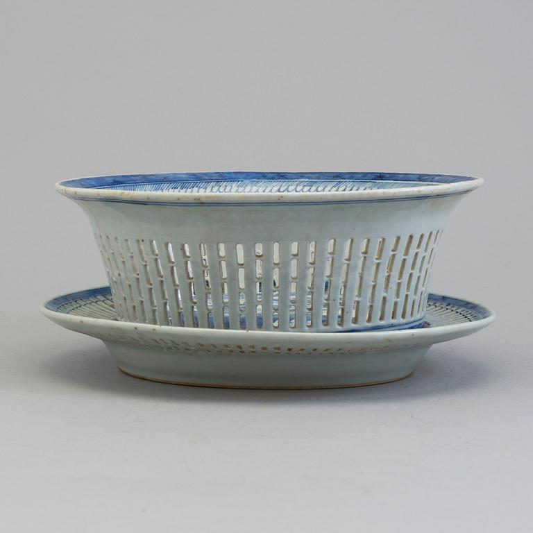 GALLERKORG med FAT, kompaniporslin. Qingdynastin, Jiaqing (1796-1820).