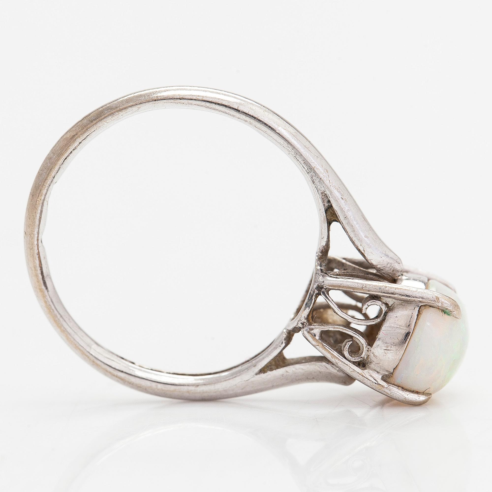 Ring, 18K vitguld och opal.