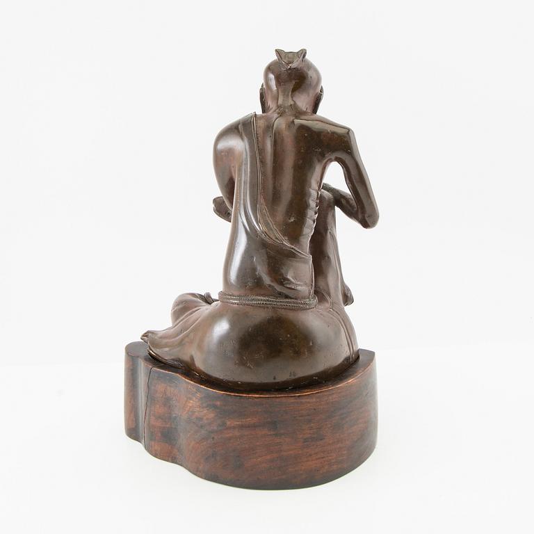 A Chinese bronze sculpture, 20th Century.