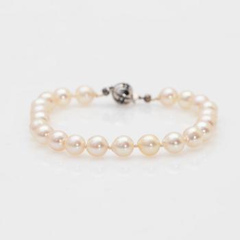 Pearl bracelet, clasp in silver with stones.