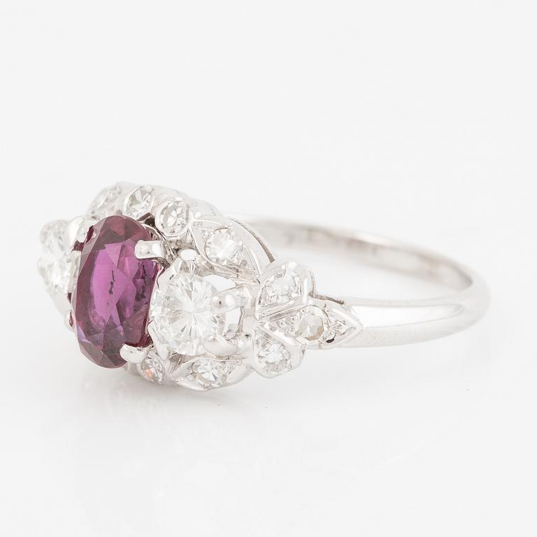 Ring 18K vitguld med en fasettslipad rubin.