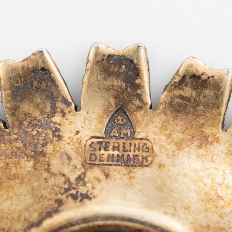 Brosch, förgyllt silver och emalj, "daisy", A. Michelsen, Danmark.