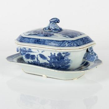 A blue and white small tureen with cover, Qing dynasty, Qianlong (1736-95).