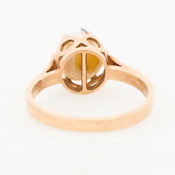 RING, odlad pärla, 14K guld. Auran Kultaseppä, Åbo 1969.