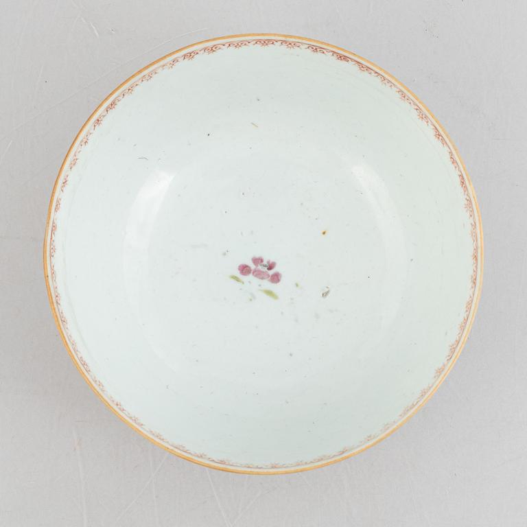 A Chinese export porcelain bowl, Qing dynasty, Qianlong (1736-95).
