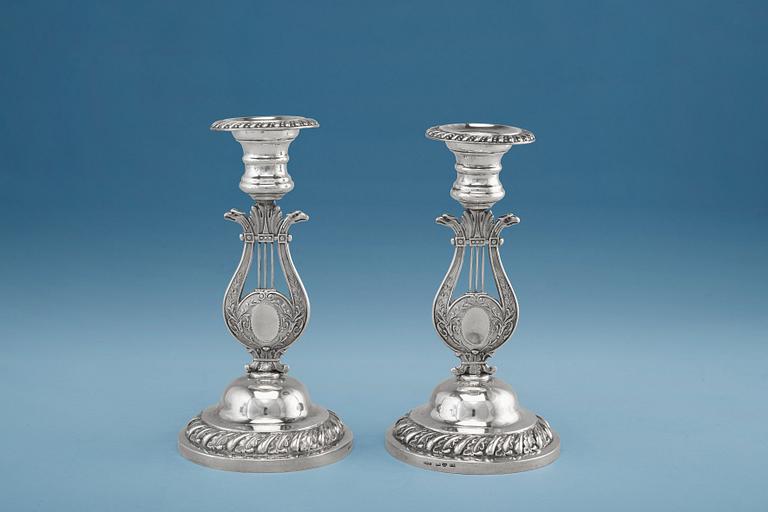 ETT PAR LJUSSTAKAR, silver. O.W. Kjellberg Västerås 1839. Höjd 16,5 cm, vikt 350 g.