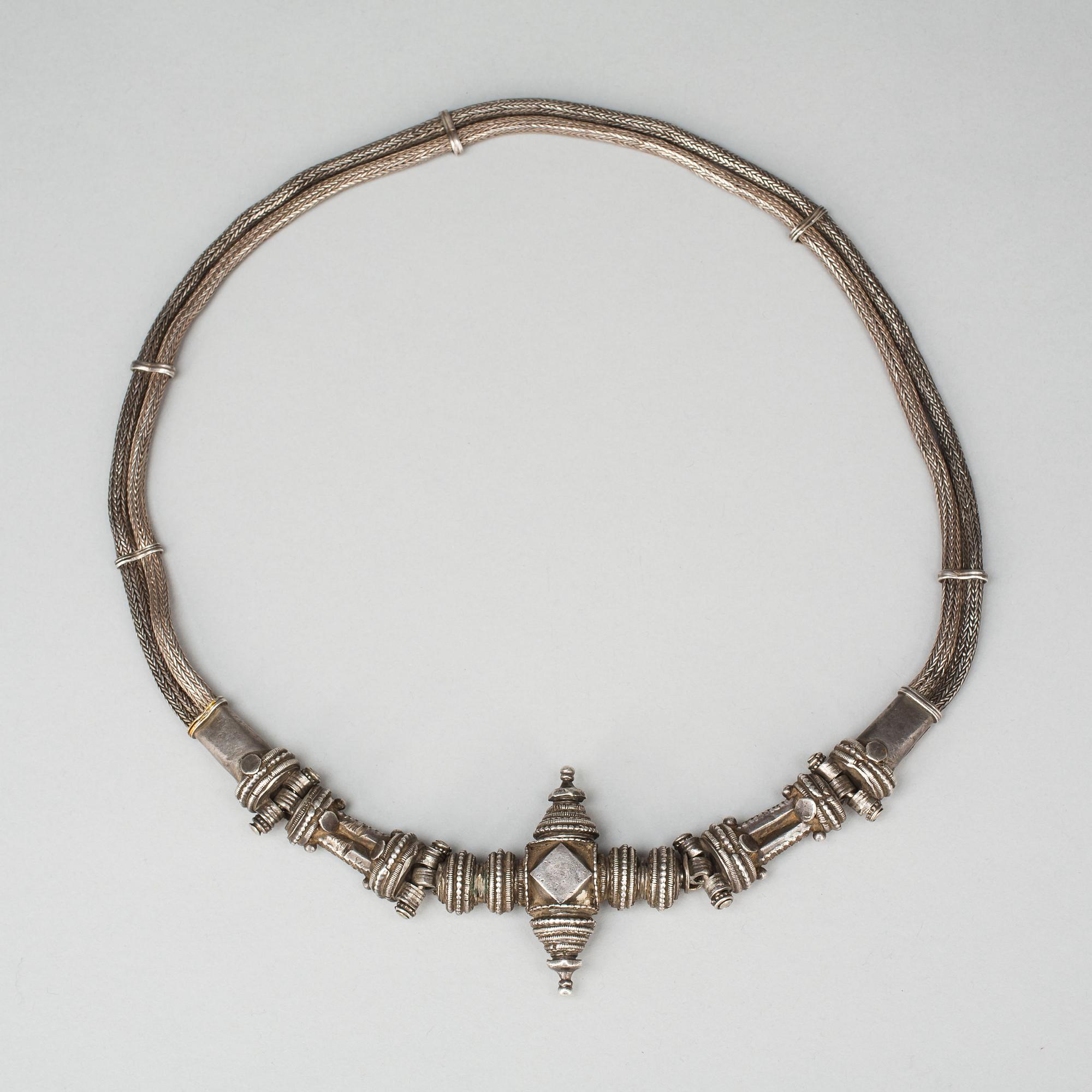 HALSBAND, delvis silver. Orientaliskt. Omkring 1900. Vikt tot  ca 316 g.