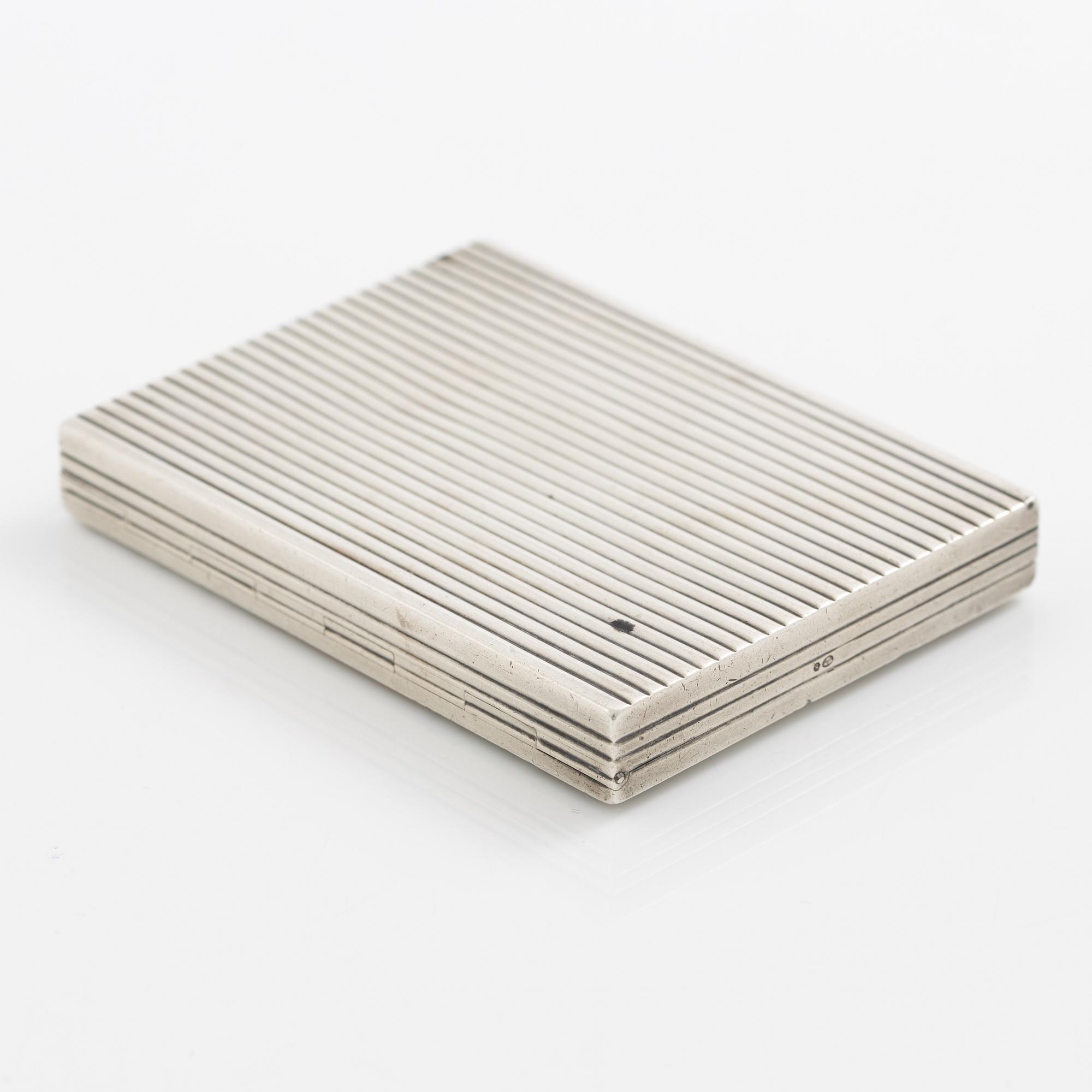 Puderdosa, silver samt guld. Med dekor av fåglar och rosa stenar.