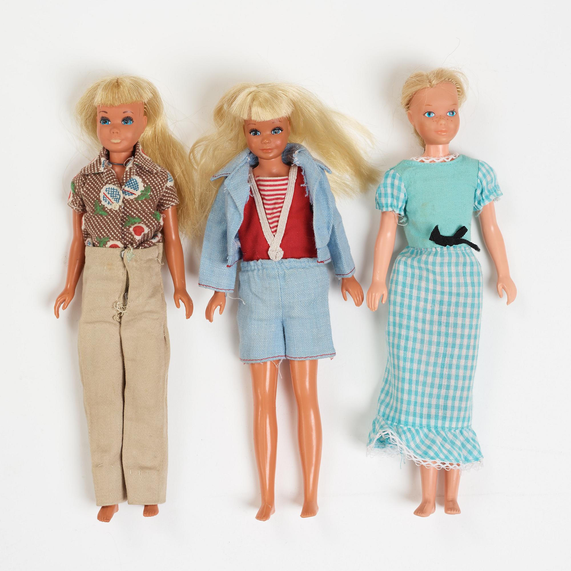 A set of 8 barbiedolls and accessories from the 1956's/-70's.